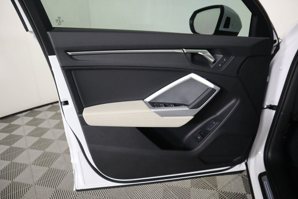 Vehicle image 26 of 34