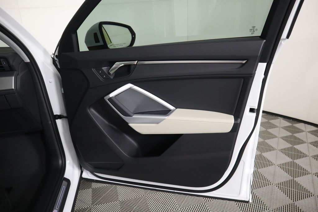 Vehicle image 27 of 34