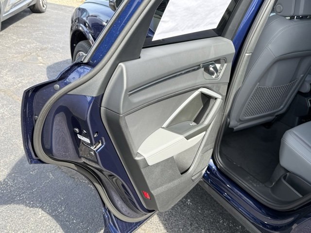 Vehicle image 13 of 23