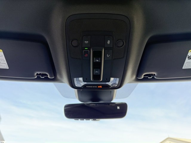 Vehicle image 21 of 23