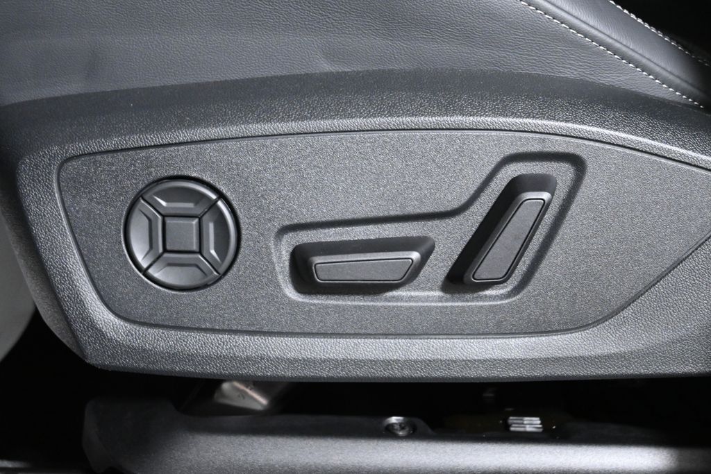 Vehicle image 25 of 29
