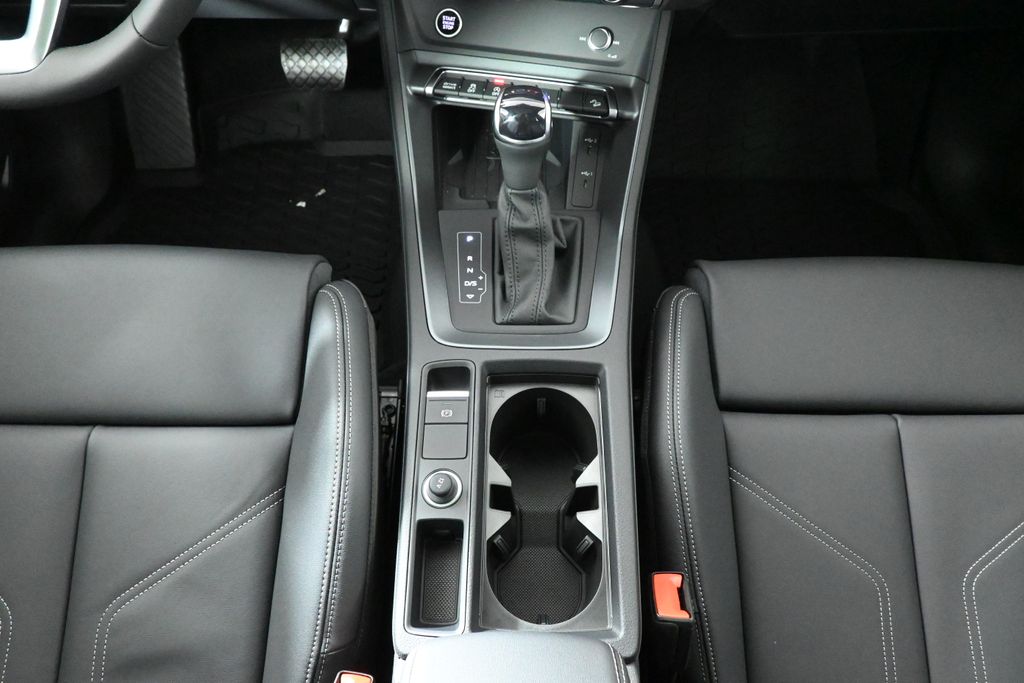 Vehicle image 21 of 29
