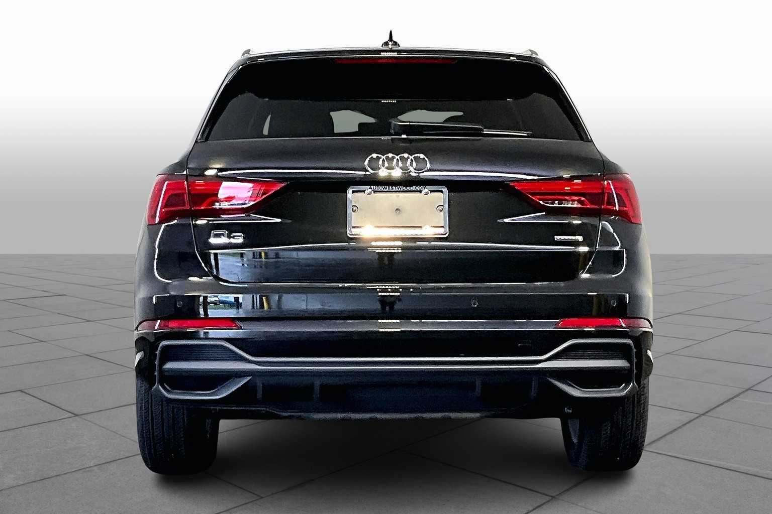 Vehicle image 4 of 19