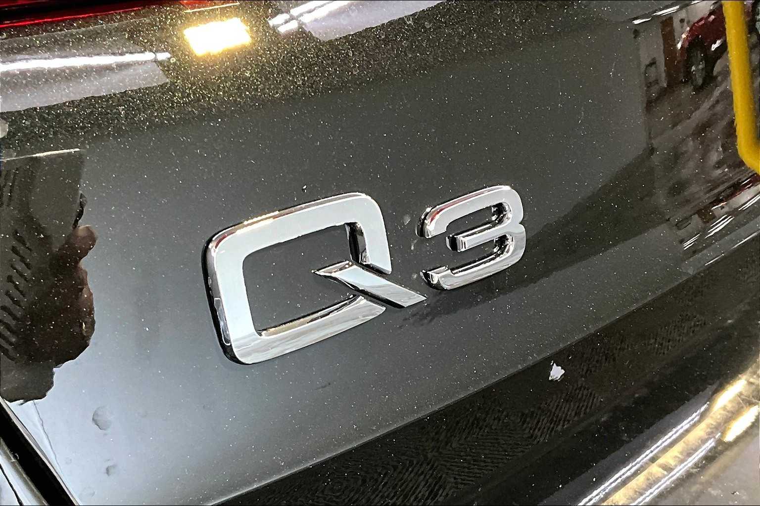 Vehicle image 18 of 19