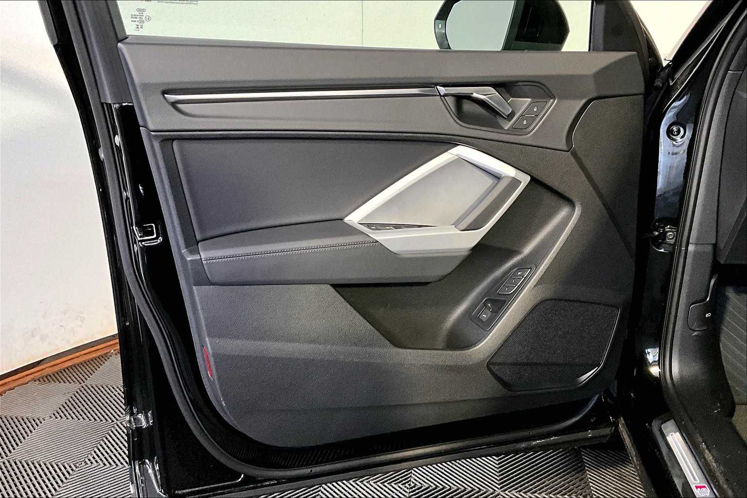 Vehicle image 14 of 19