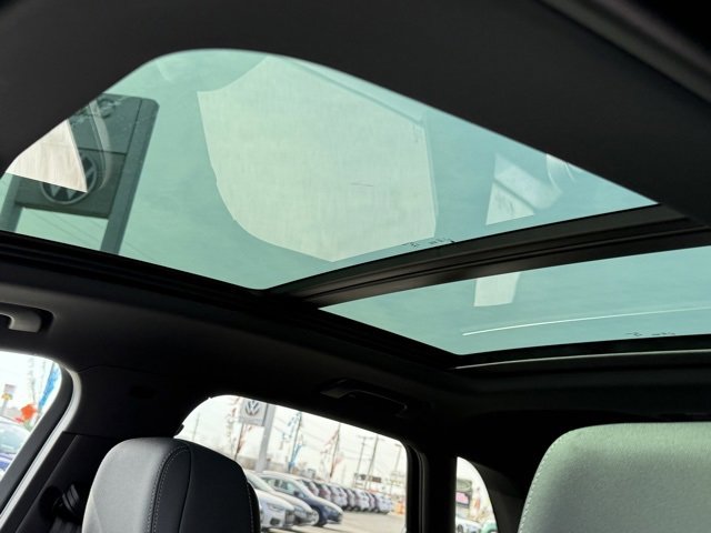 Vehicle image 11 of 24
