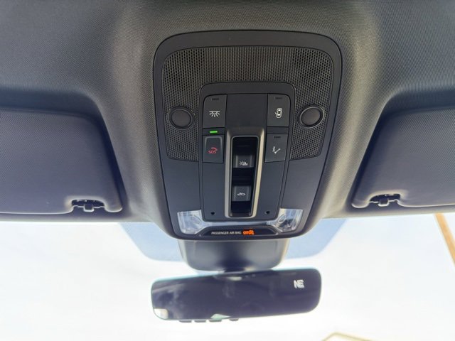 Vehicle image 21 of 24