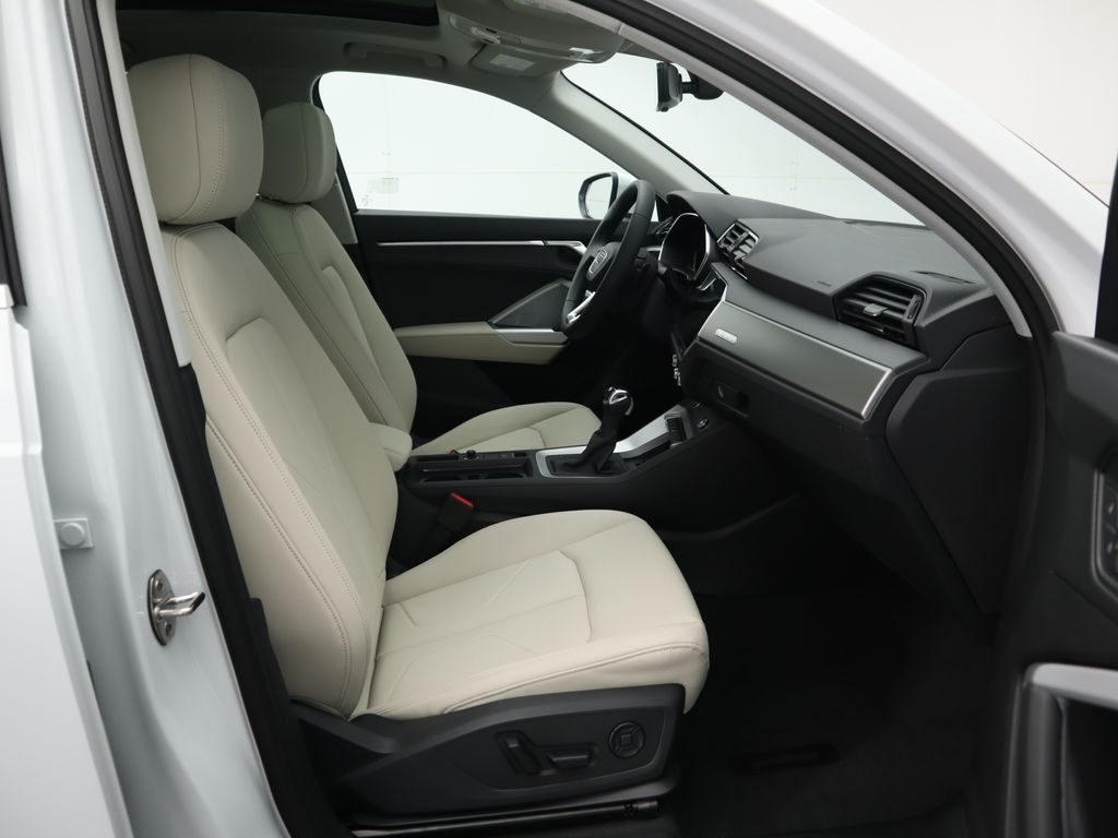 Vehicle image 22 of 34