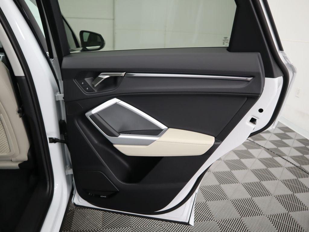 Vehicle image 29 of 34
