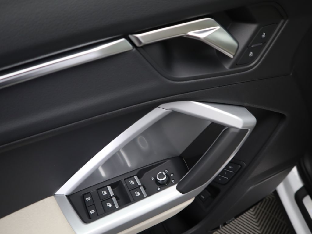 Vehicle image 25 of 34