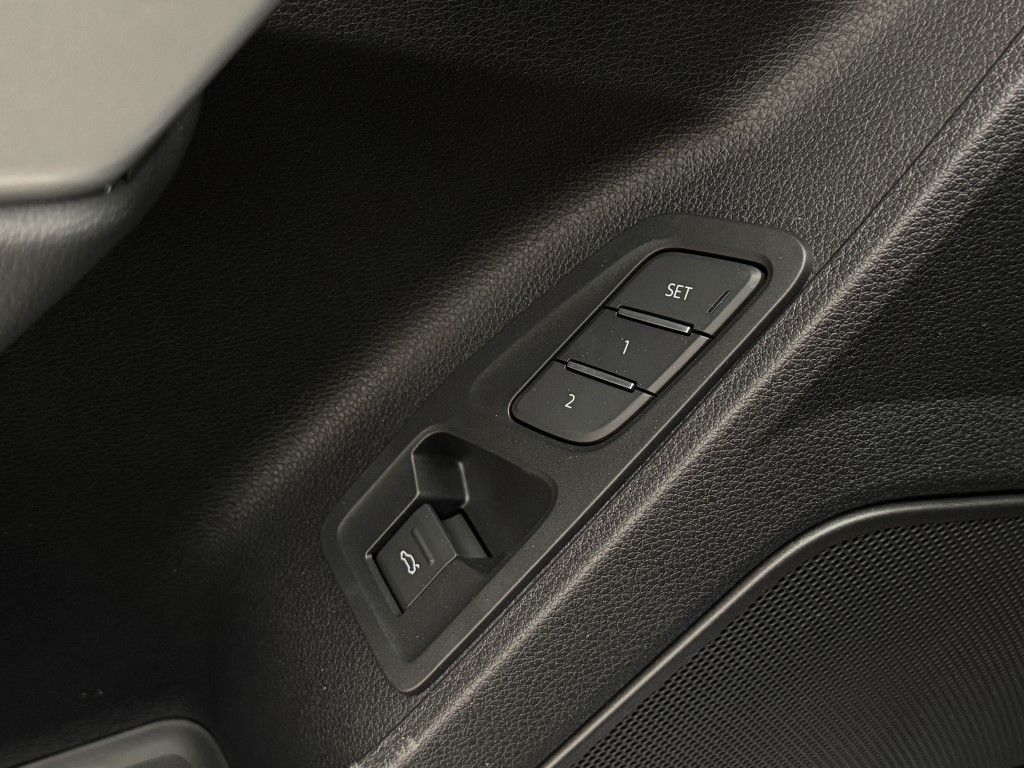 Vehicle image 34 of 36