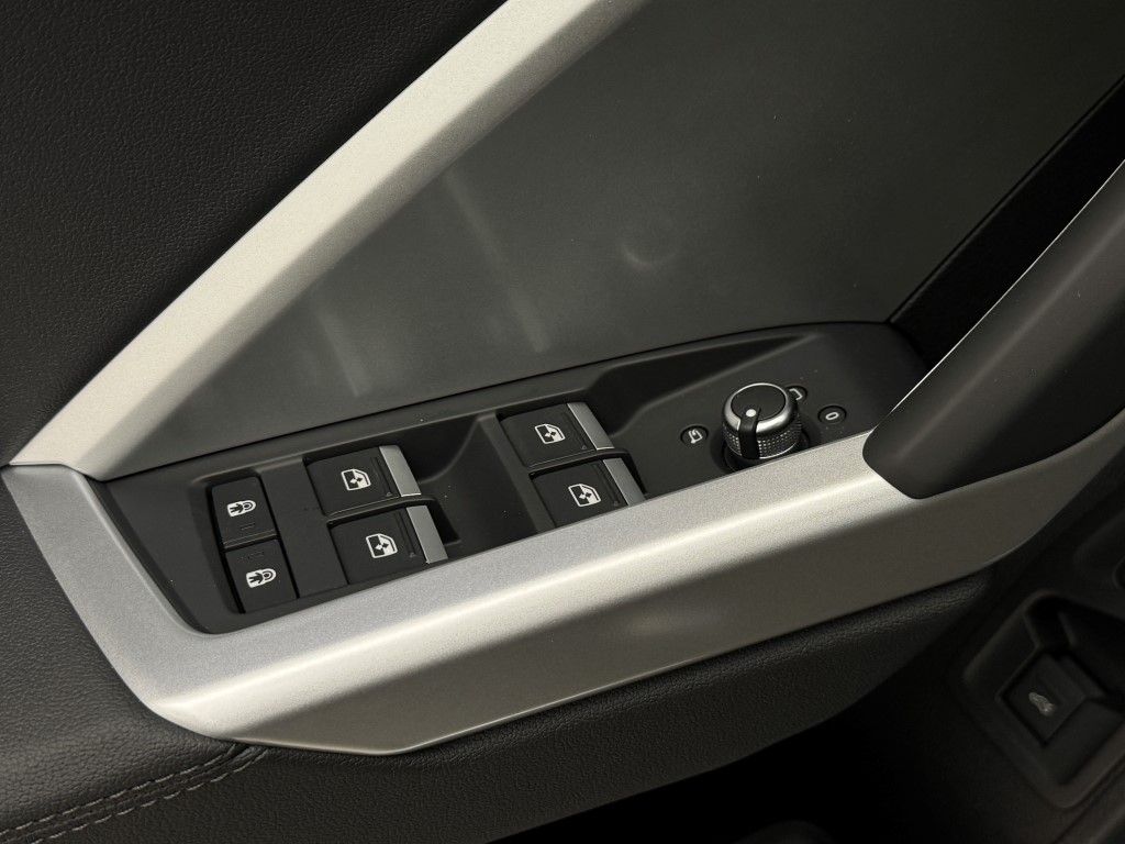 Vehicle image 33 of 36