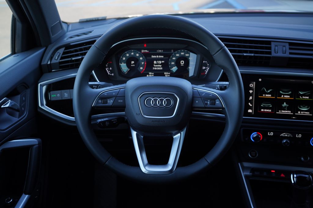 Vehicle image 11 of 12