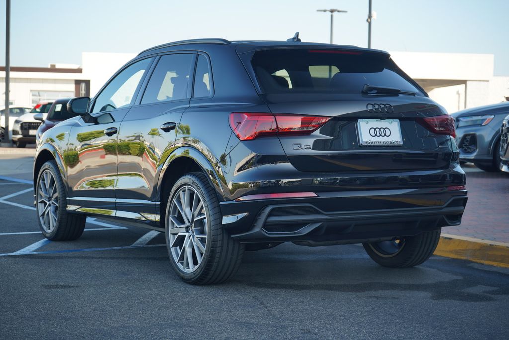 Vehicle image 4 of 12
