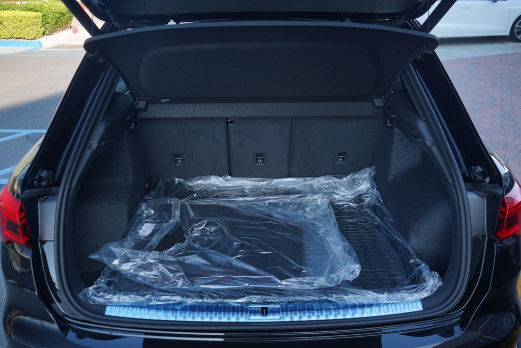 Vehicle image 7 of 12