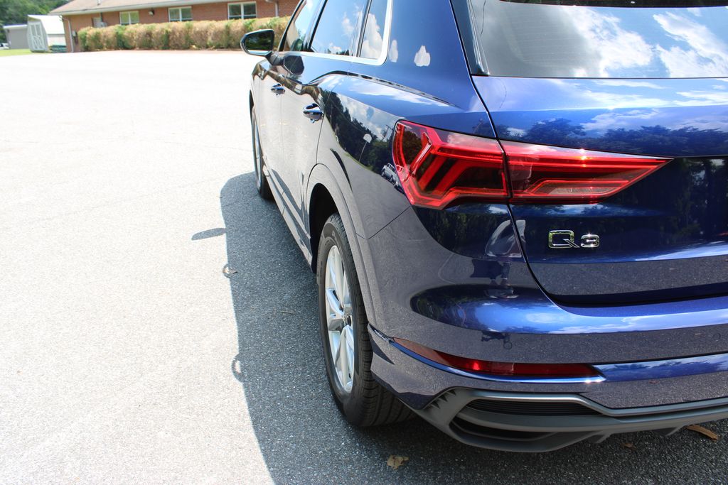 Vehicle image 10 of 54