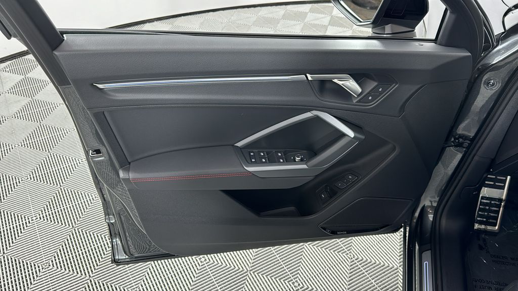Vehicle image 28 of 41