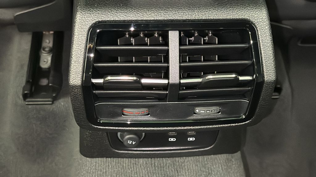 Vehicle image 27 of 41