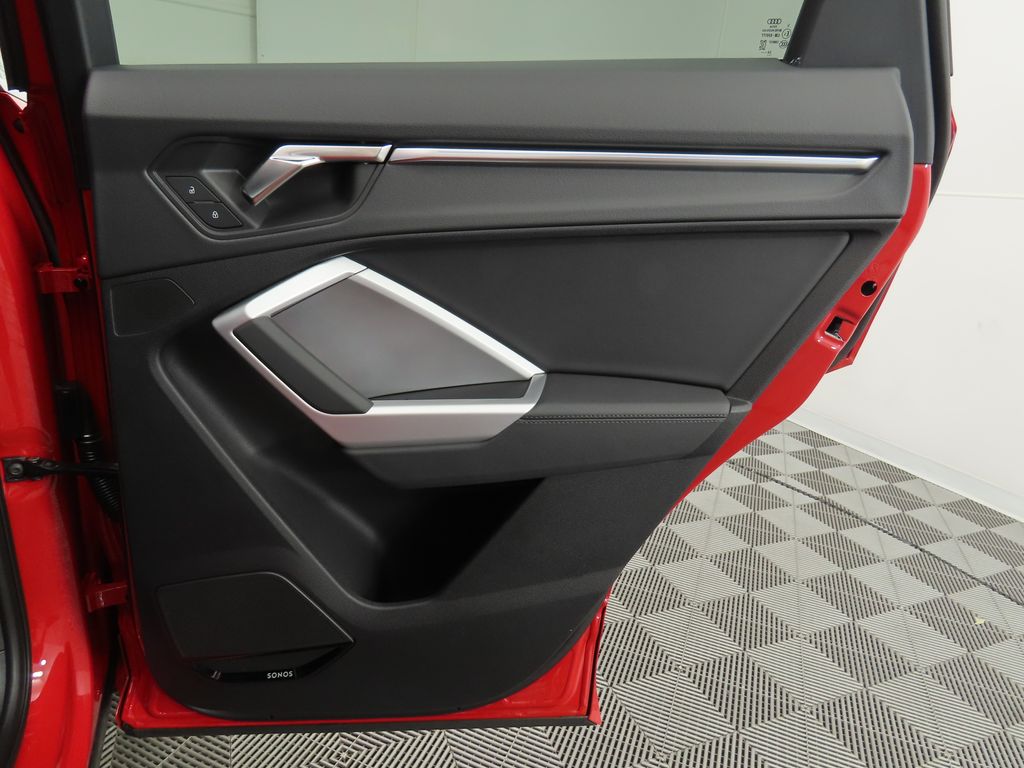 Vehicle image 28 of 33