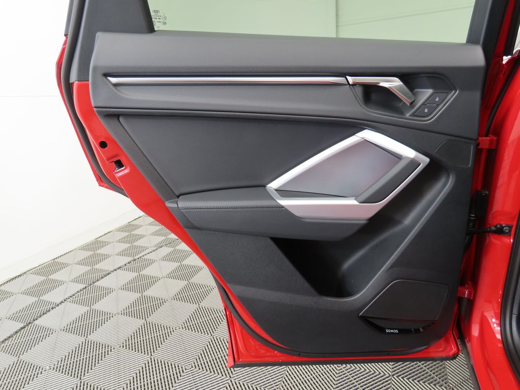 Vehicle image 27 of 33