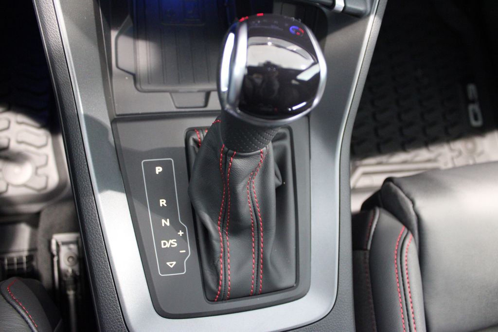 Vehicle image 32 of 54