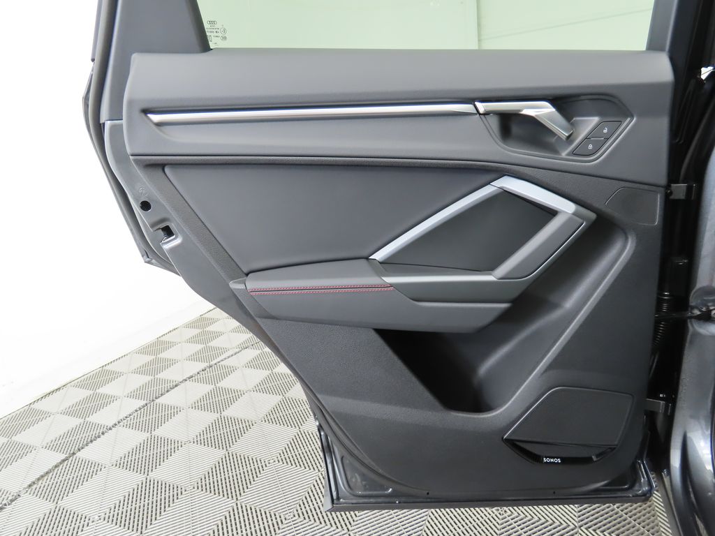 Vehicle image 27 of 33