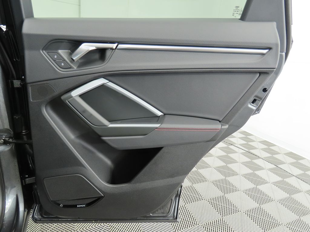Vehicle image 28 of 33