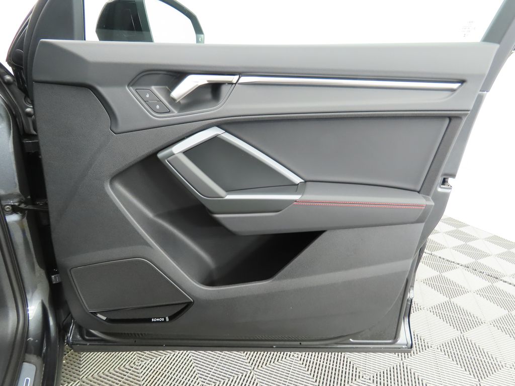 Vehicle image 26 of 33