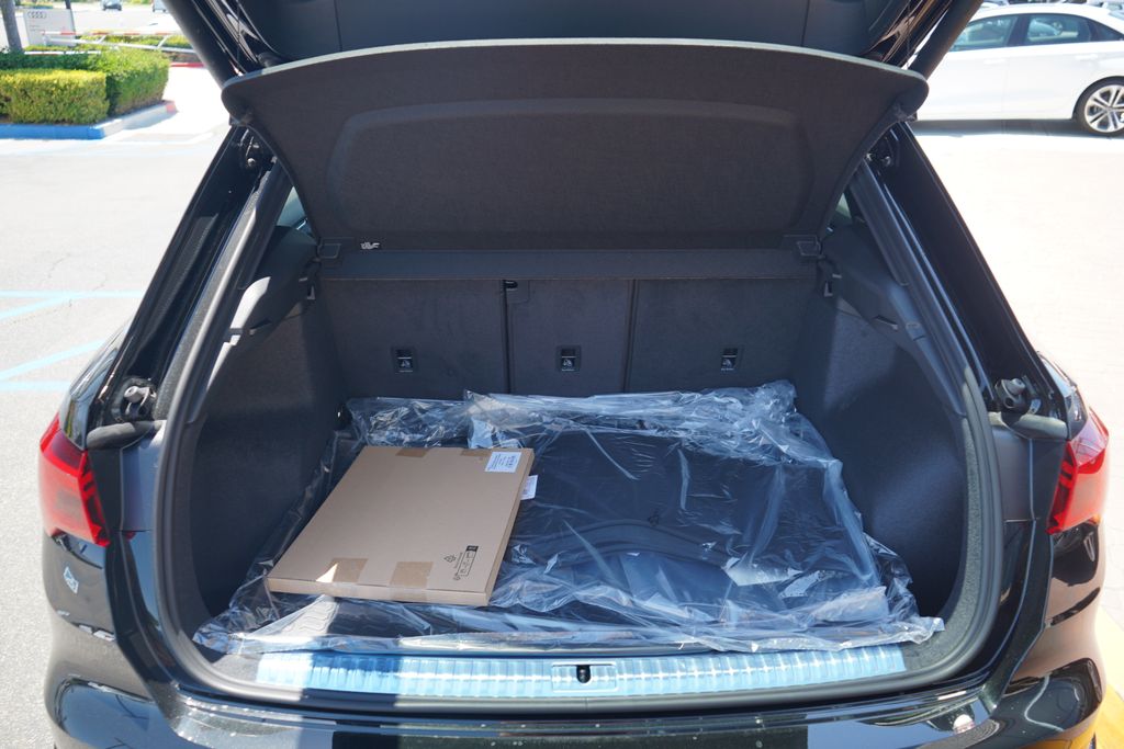 Vehicle image 7 of 12
