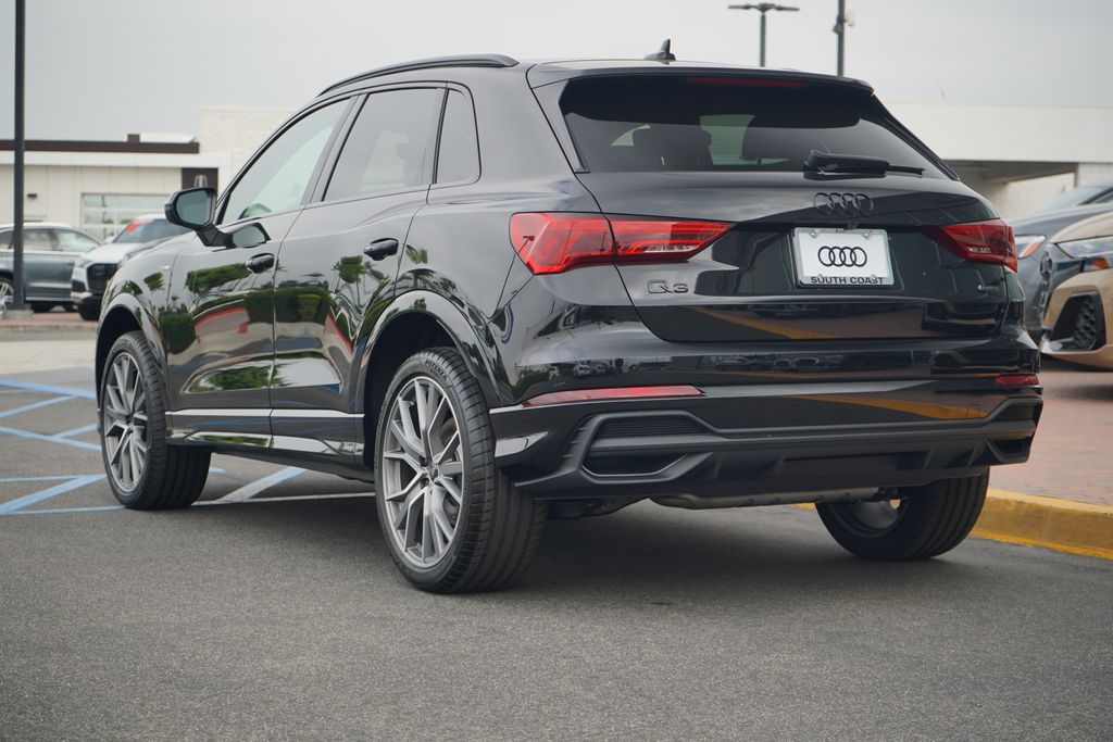 Vehicle image 4 of 12