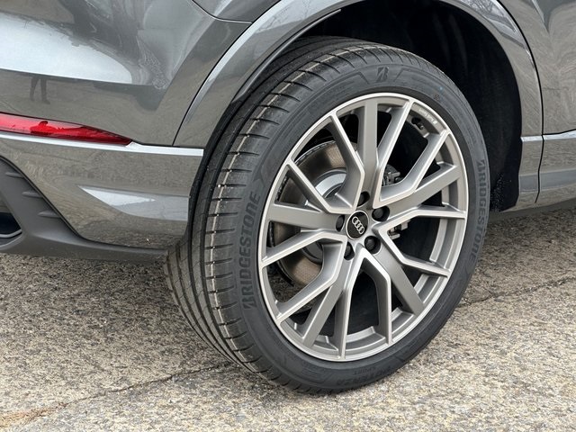 Vehicle image 8 of 28