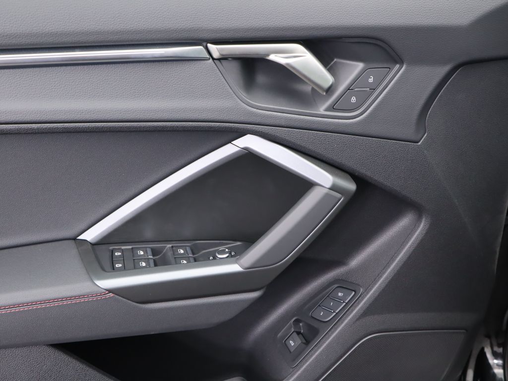 Vehicle image 25 of 35
