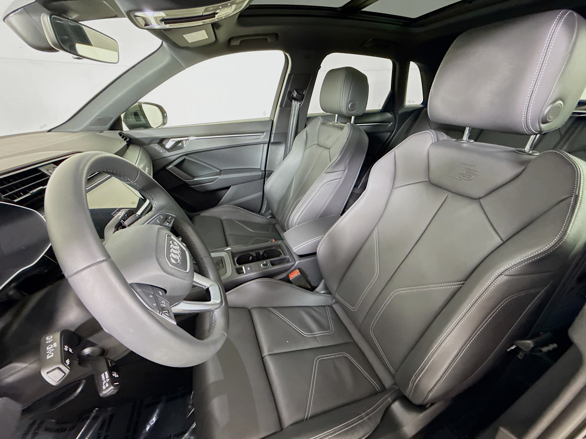 Vehicle image 10 of 30