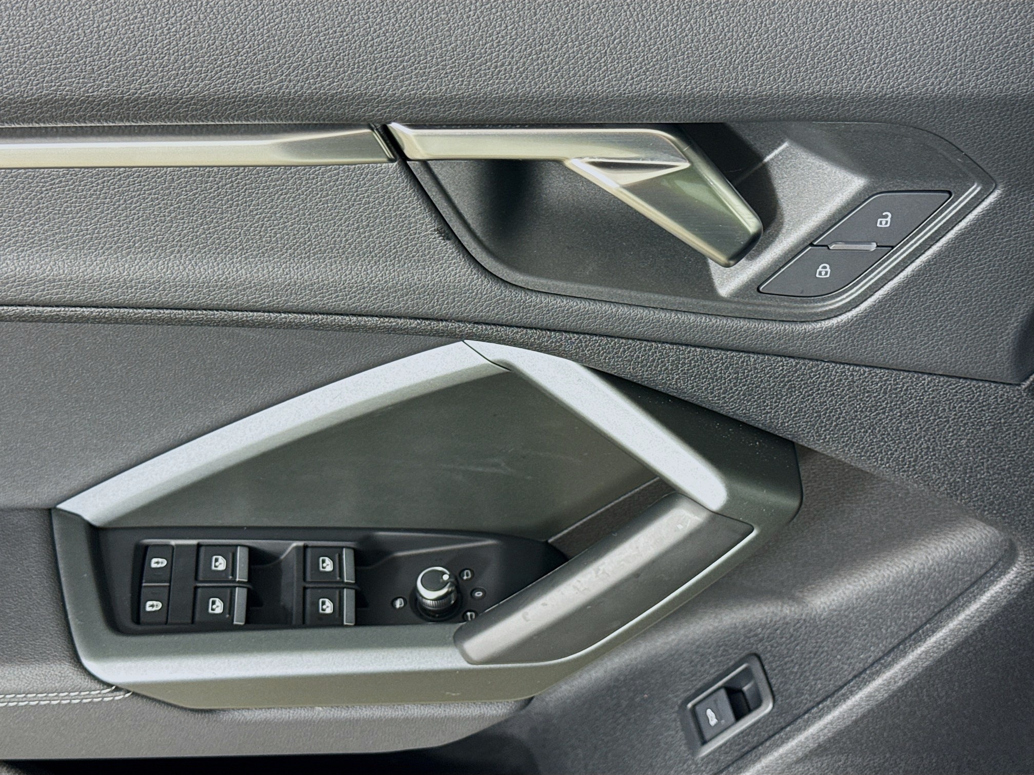 Vehicle image 11 of 30