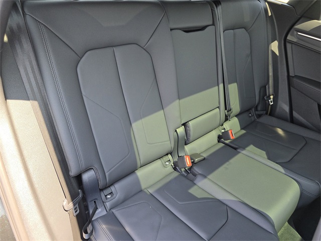 Vehicle image 13 of 27