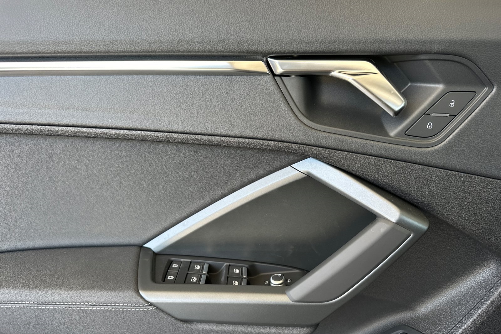 Vehicle image 10 of 26