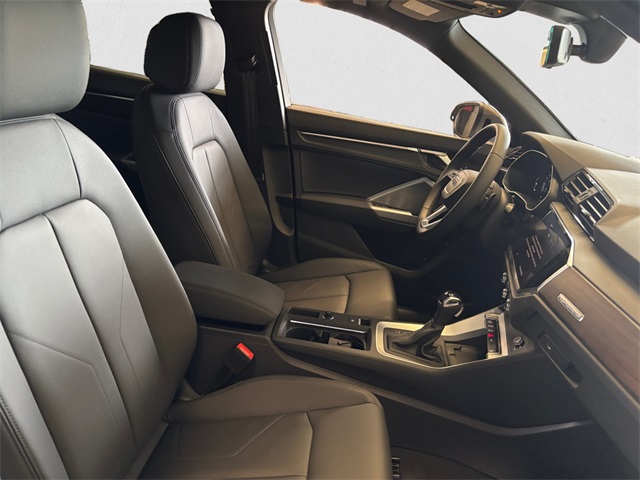 Vehicle image 11 of 15
