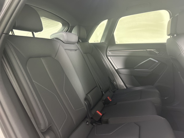 Vehicle image 11 of 22