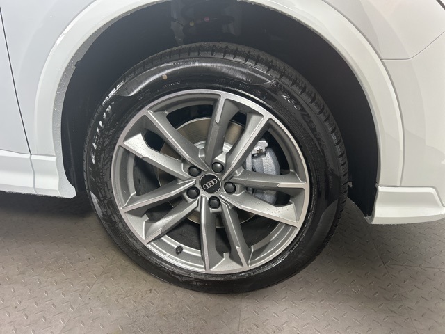 Vehicle image 9 of 22