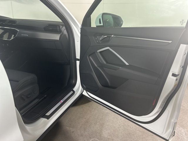 Vehicle image 10 of 22