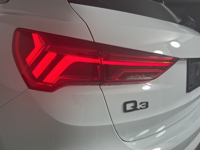 Vehicle image 20 of 22