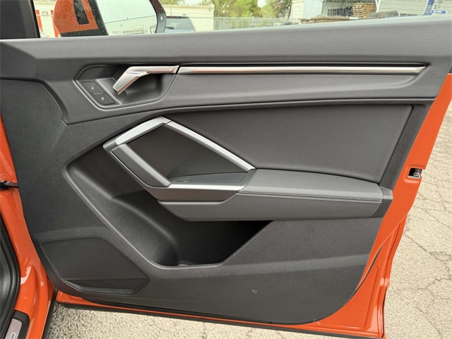 Vehicle image 19 of 30