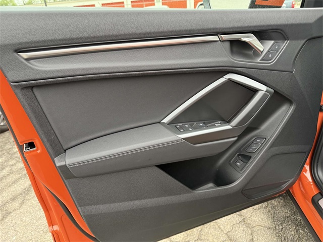 Vehicle image 27 of 30