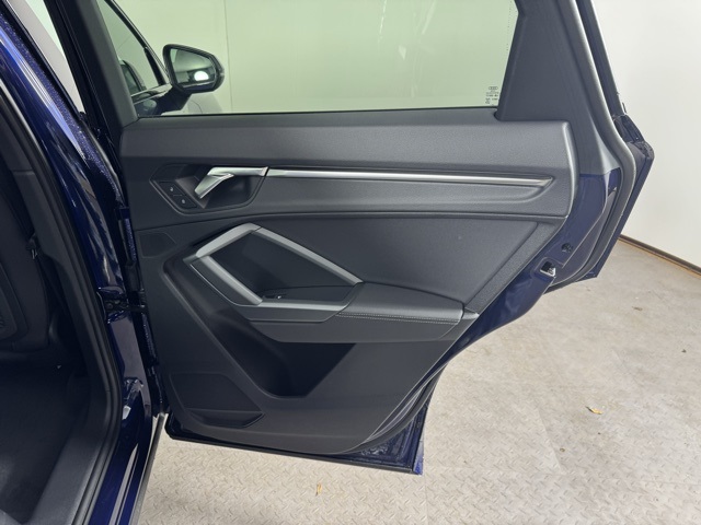 Vehicle image 11 of 23