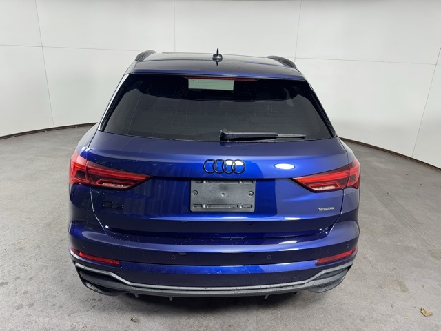 Vehicle image 10 of 23