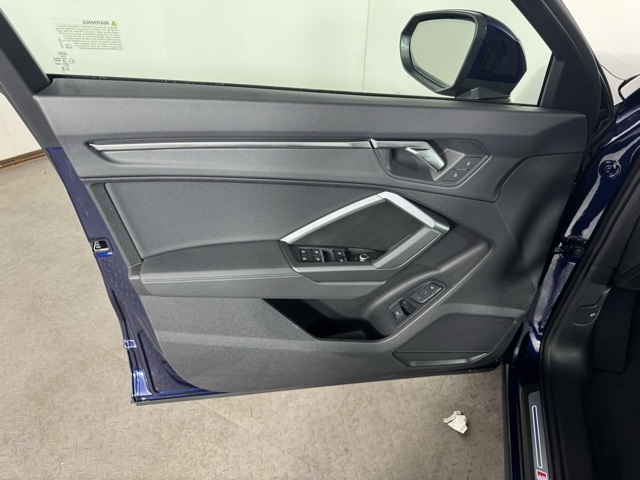 Vehicle image 19 of 23