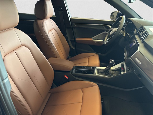 Vehicle image 10 of 15