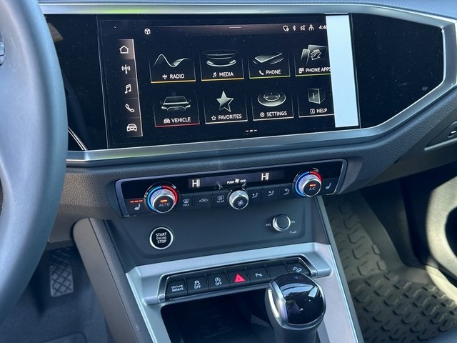 Vehicle image 21 of 28