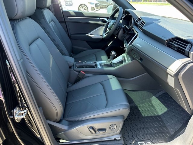Vehicle image 10 of 28