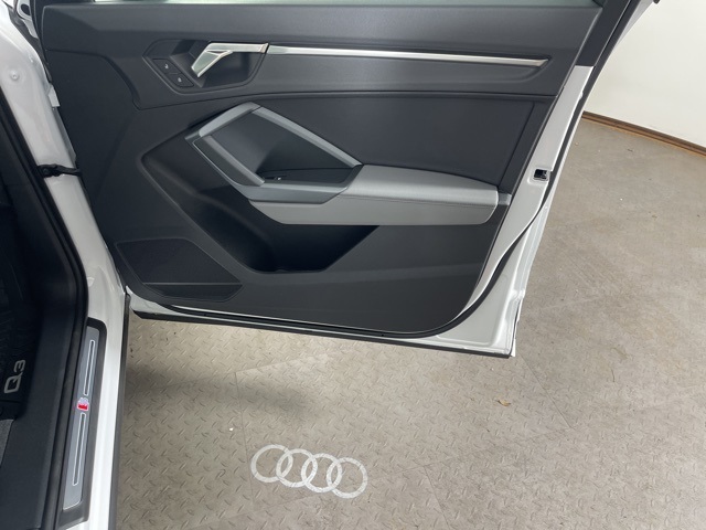 Vehicle image 11 of 23